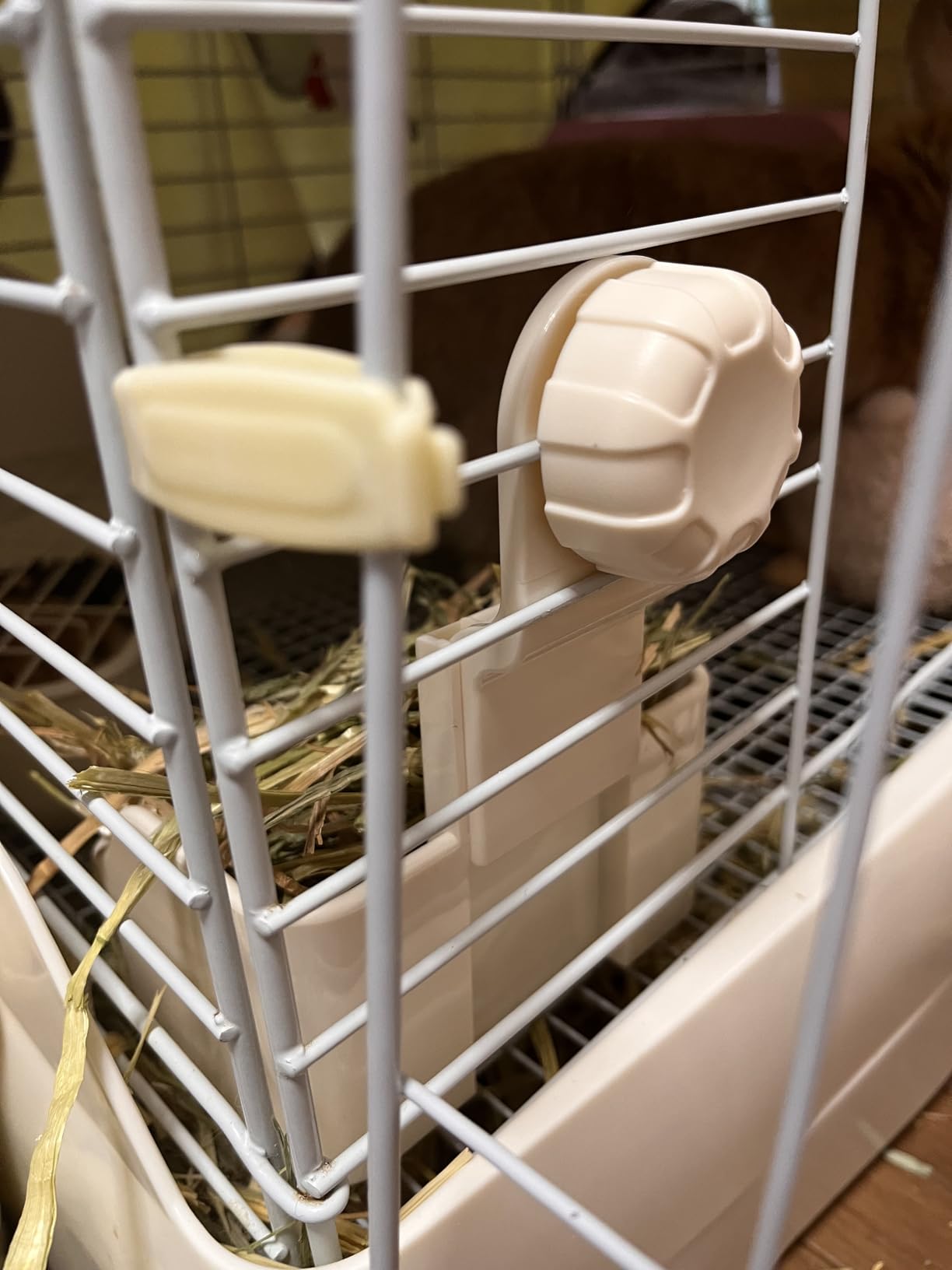 ケージ前面から見た固定部分